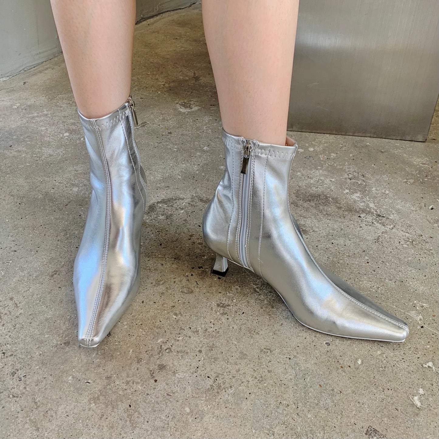 מגף עקב מטאלי- אדיאלה