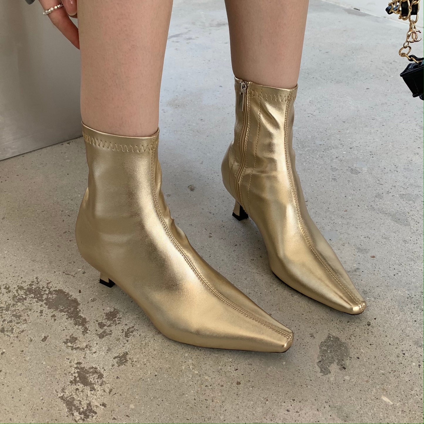 מגף עקב מטאלי- אדיאלה