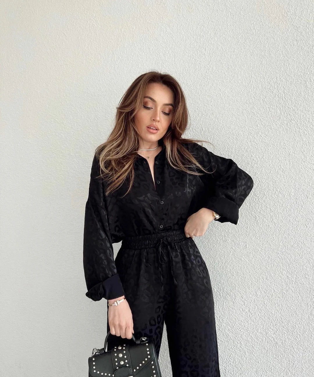 חליפת סאטן מנומרת- מלאז׳